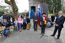 20. 4. 2015, Ljubljana – Predsednik republike odkril doprsni kip Roberta Kollmanna, dobrotnika slepih (Danijel Novakovi/STA)